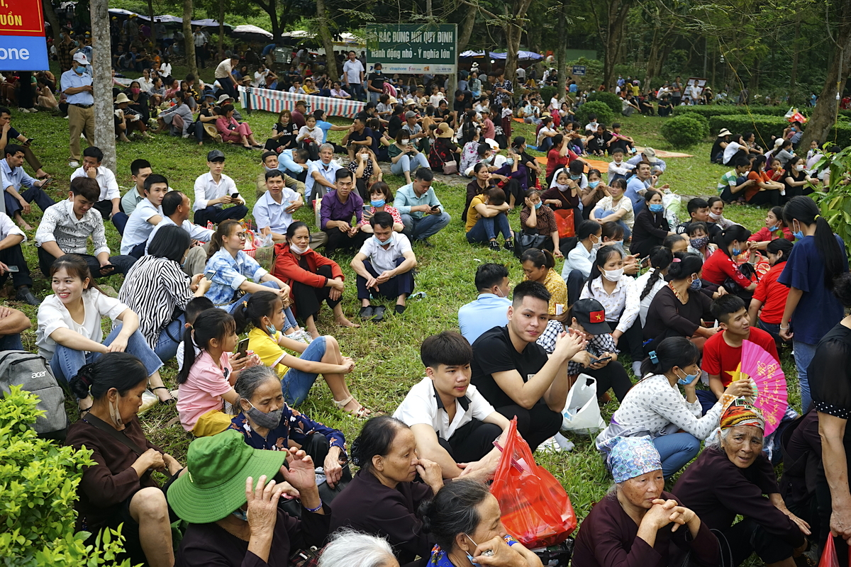 In Photos: Thousands of Vietnamese thronged to Hung Kings Temple from early morning