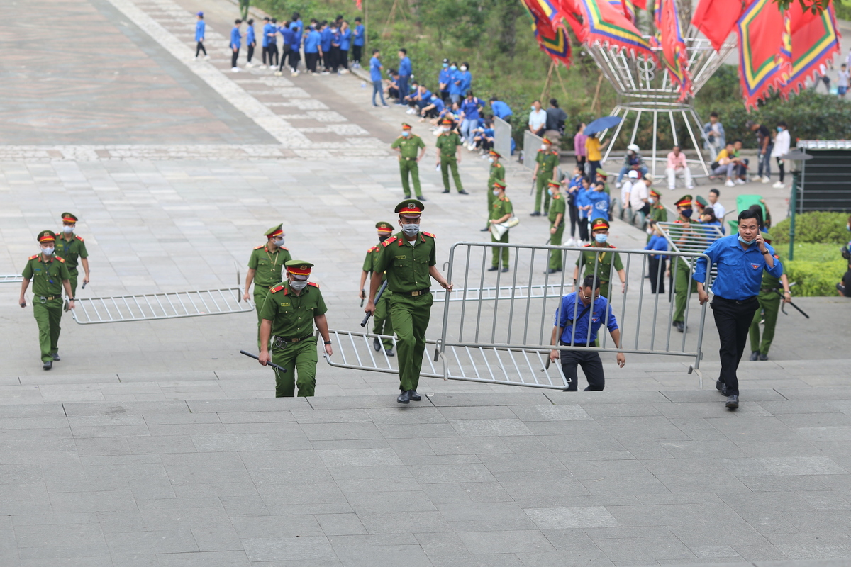 In Photos: Thousands of Vietnamese thronged to Hung Kings Temple from early morning