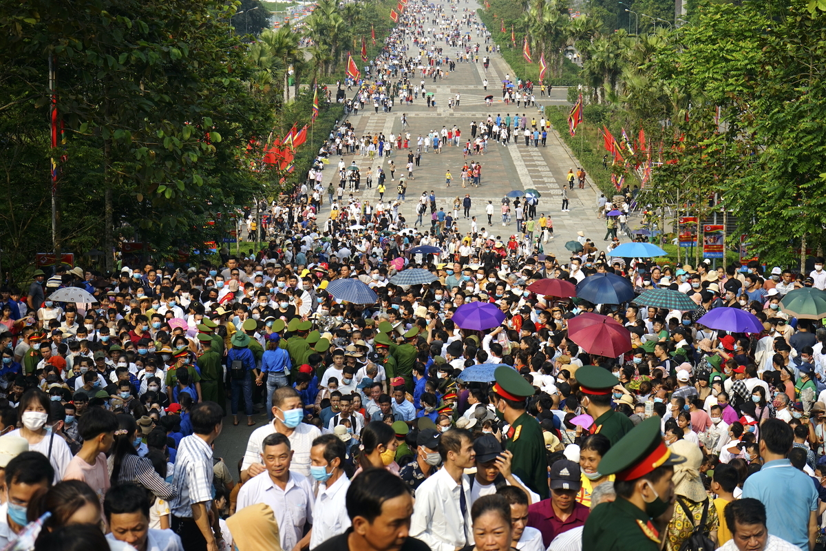 In Photos: Thousands of Vietnamese thronged to Hung Kings Temple from early morning
