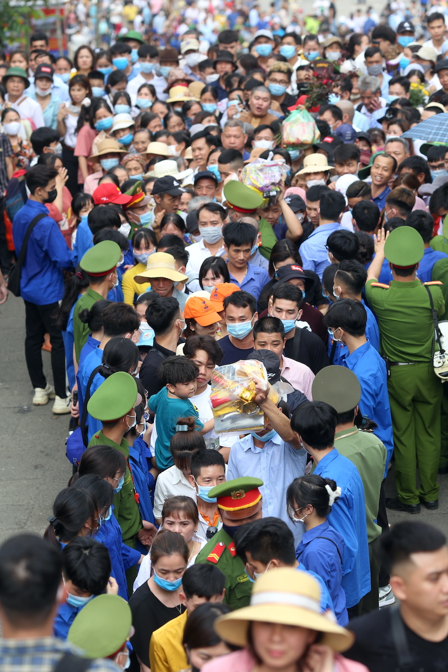 In Photos: Thousands of Vietnamese thronged to Hung Kings Temple from early morning