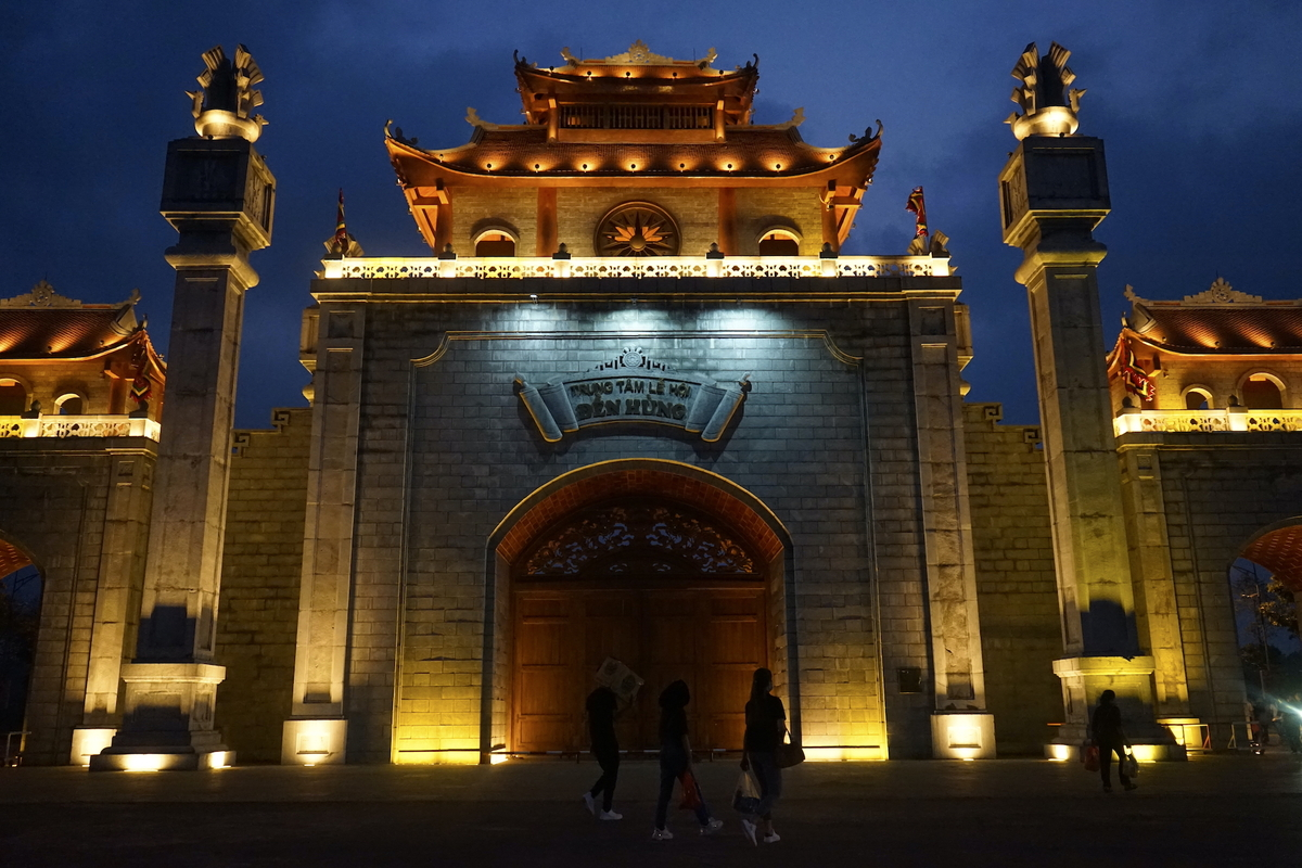 In Photos: Thousands of Vietnamese thronged to Hung Kings Temple from early morning