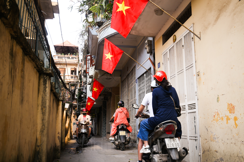 In Photo: Hanoi’s streets brilliantly decorated to celebrate National Reunification Day
