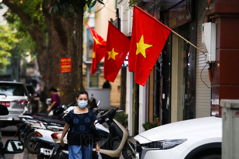In Photo: Hanoi’s streets brilliantly decorated to celebrate National Reunification Day