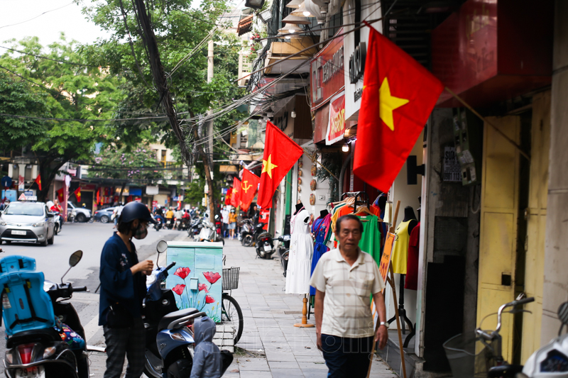 In Photo: Hanoi’s streets brilliantly decorated to celebrate National Reunification Day