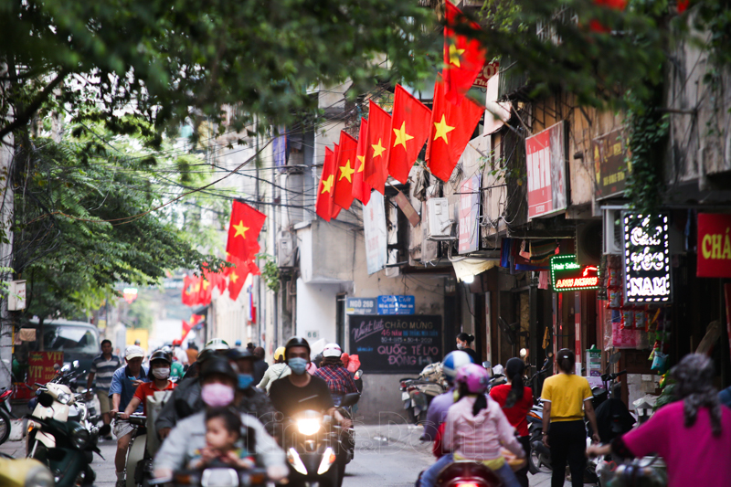 In Photo: Hanoi’s streets brilliantly decorated to celebrate National Reunification Day