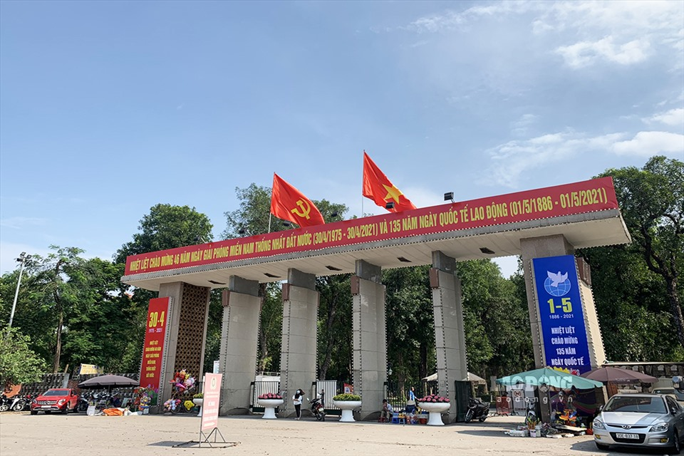 In Photo: Hanoi’s streets brilliantly decorated to celebrate National Reunification Day