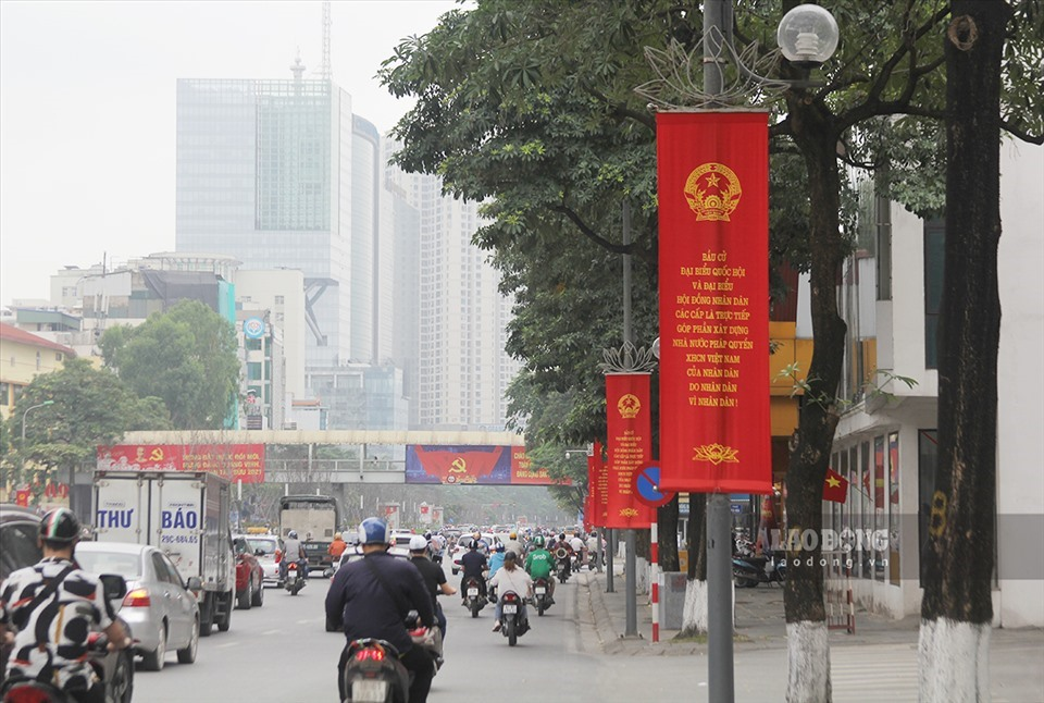 In Photo: Hanoi’s streets brilliantly decorated to celebrate National Reunification Day