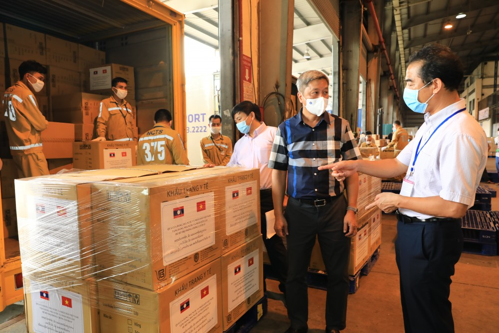 Vietnam supports Laos $500.000, medical equipment in Covid-19 fight