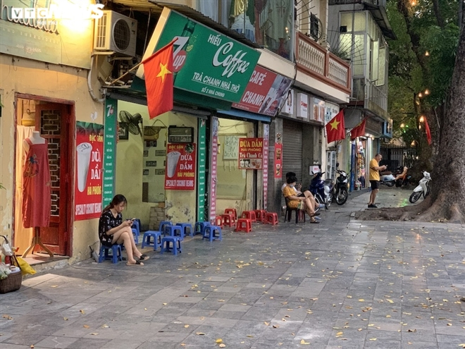 Both deserted and crowded scenes at Hanoi eateries, cafes during Covid-19 time
