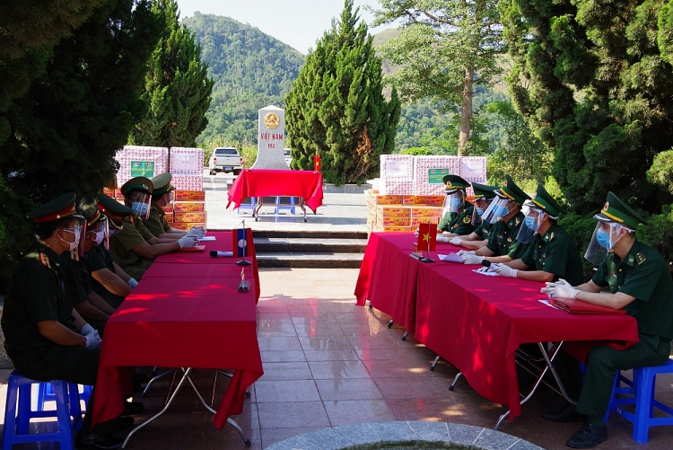 Dien Bien Province presents medical supplies to Laos border guard forces