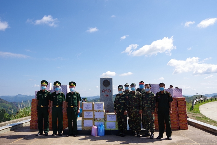 Dien Bien Province presents medical supplies to Laos border guard forces