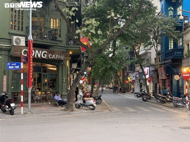 Both deserted and crowded scenes at Hanoi eateries, cafes during Covid-19 time