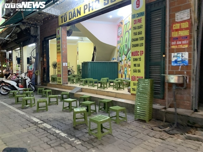 Both deserted and crowded scenes at Hanoi eateries, cafes during Covid-19 time