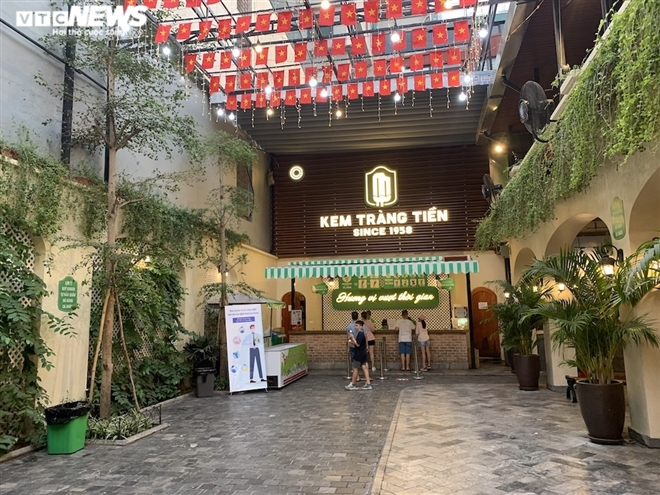 Both deserted and crowded scenes at Hanoi eateries, cafes during Covid-19 time