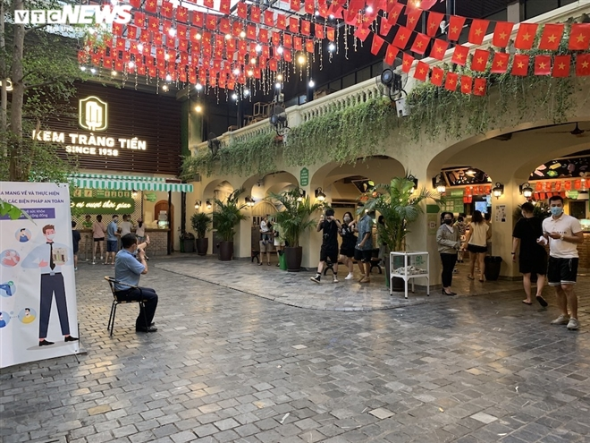 Both deserted and crowded scenes at Hanoi eateries, cafes during Covid-19 time