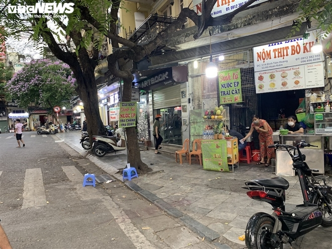 Both deserted and crowded scenes at Hanoi eateries, cafes during Covid-19 time