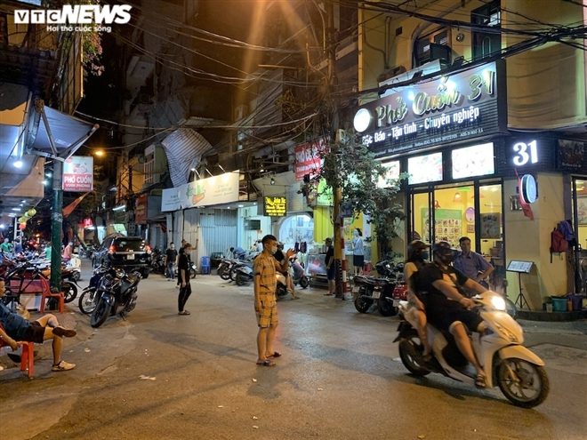 Both deserted and crowded scenes at Hanoi eateries, cafes during Covid-19 time