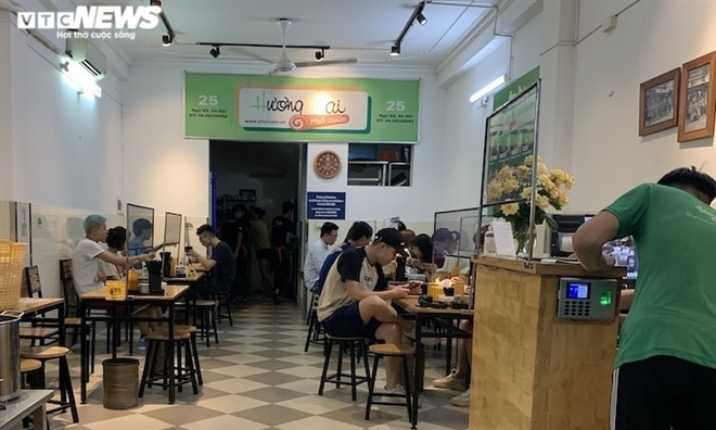 Both deserted and crowded scenes at Hanoi eateries, cafes during Covid-19 time