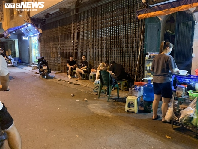 Both deserted and crowded scenes at Hanoi eateries, cafes during Covid-19 time