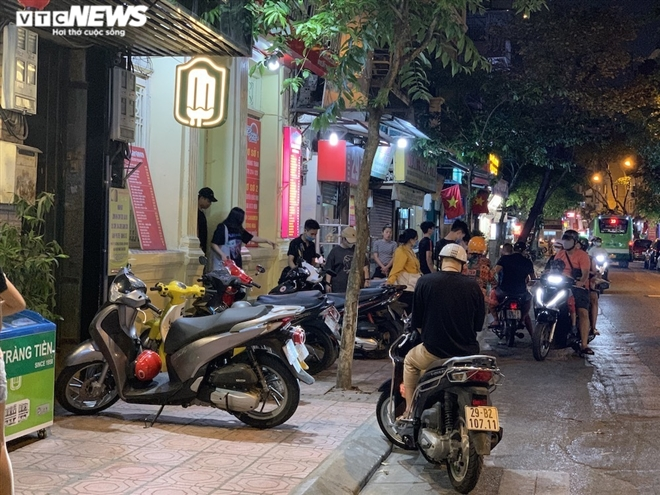 Both deserted and crowded scenes at Hanoi eateries, cafes during Covid-19 time