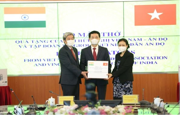 Vietnam’s border guard force gifts medical supplies to Cambodia