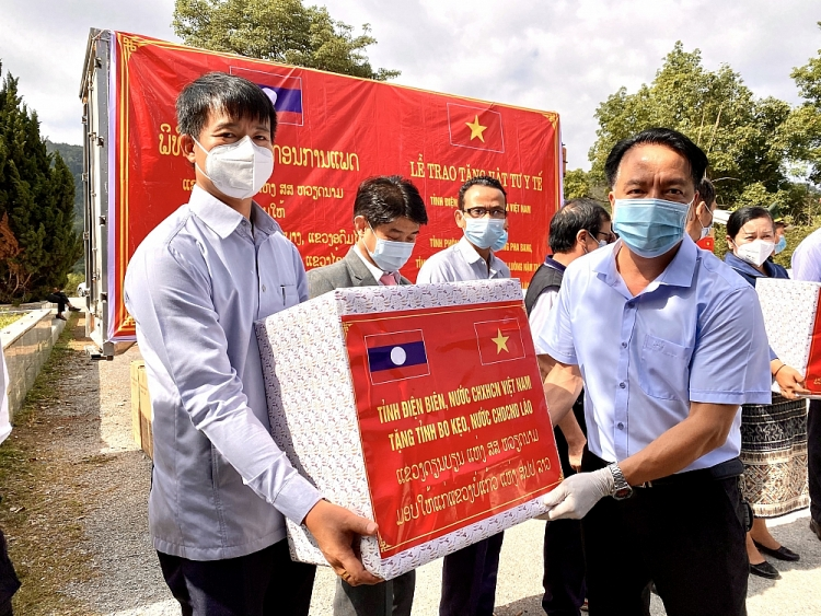 Dien Bien Province gifts medical supplies to six Lao northern provinces