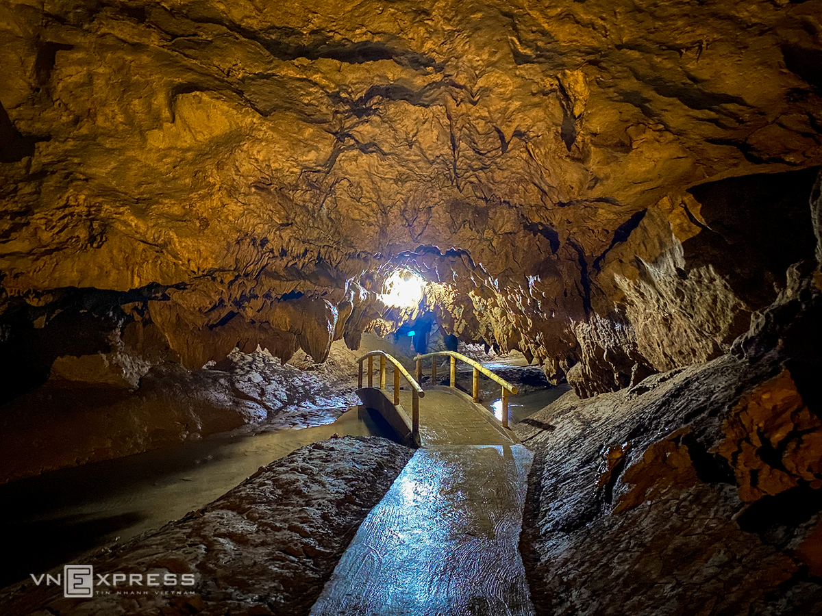 Spectacular cave with '99 mountains, 99 lakes' in northwestern province