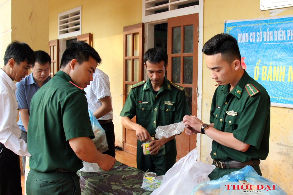 A gift of bread: How Vietnamese border guards help local children