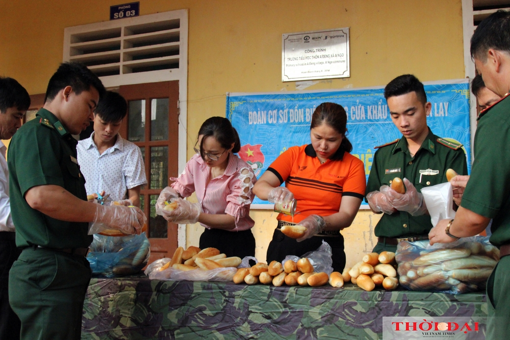 A gift of bread: How Vietnamese border guards help local children