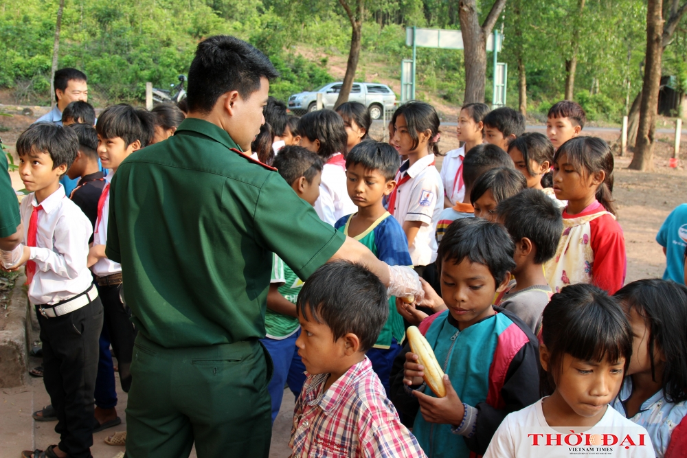 A gift of bread: How Vietnamese border guards help local children