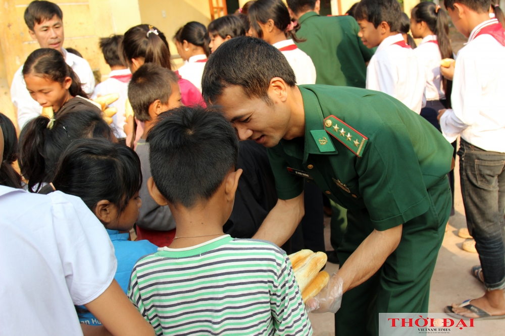 A gift of bread: How Vietnamese border guards help local children
