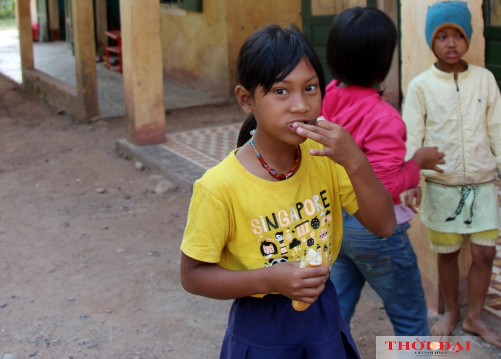 A gift of bread: How Vietnamese border guards help local children