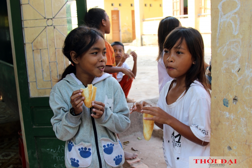 A gift of bread: How Vietnamese border guards help local children