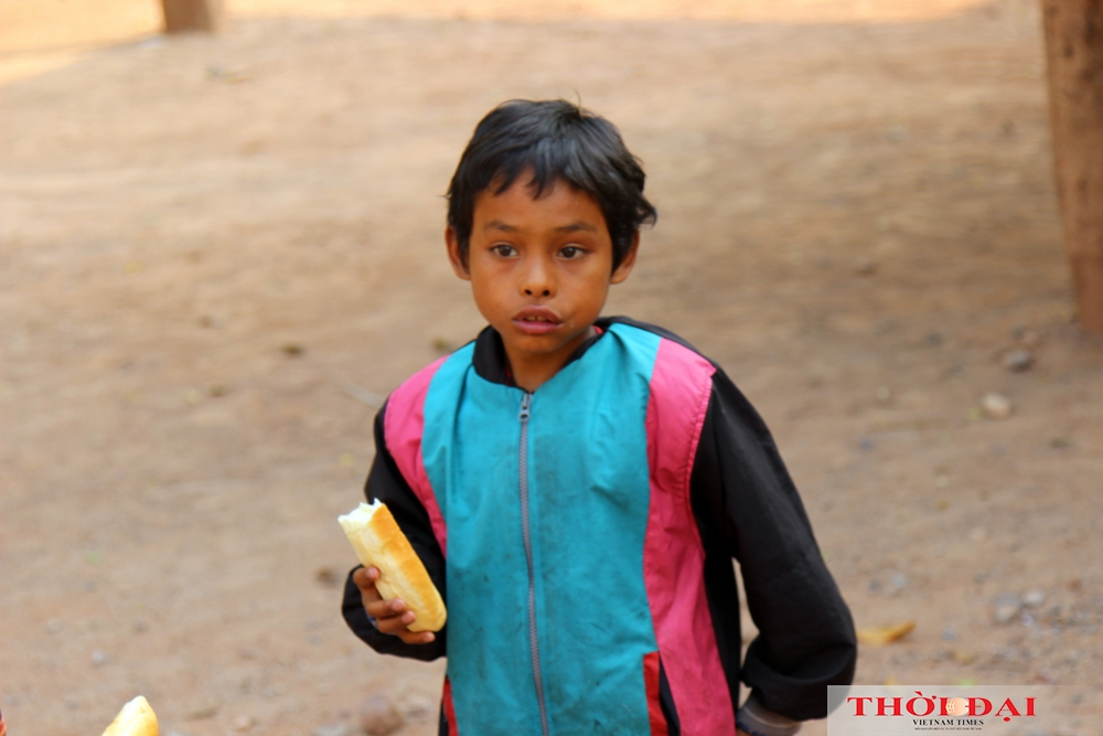 A gift of bread: How Vietnamese border guards help local children