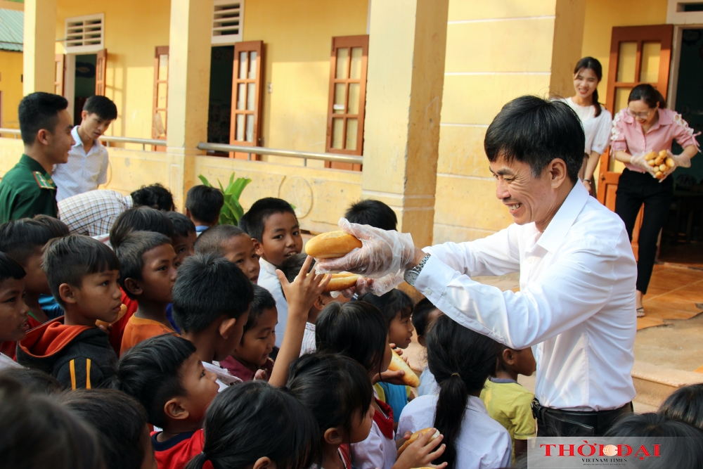 A gift of bread: How Vietnamese border guards help local children