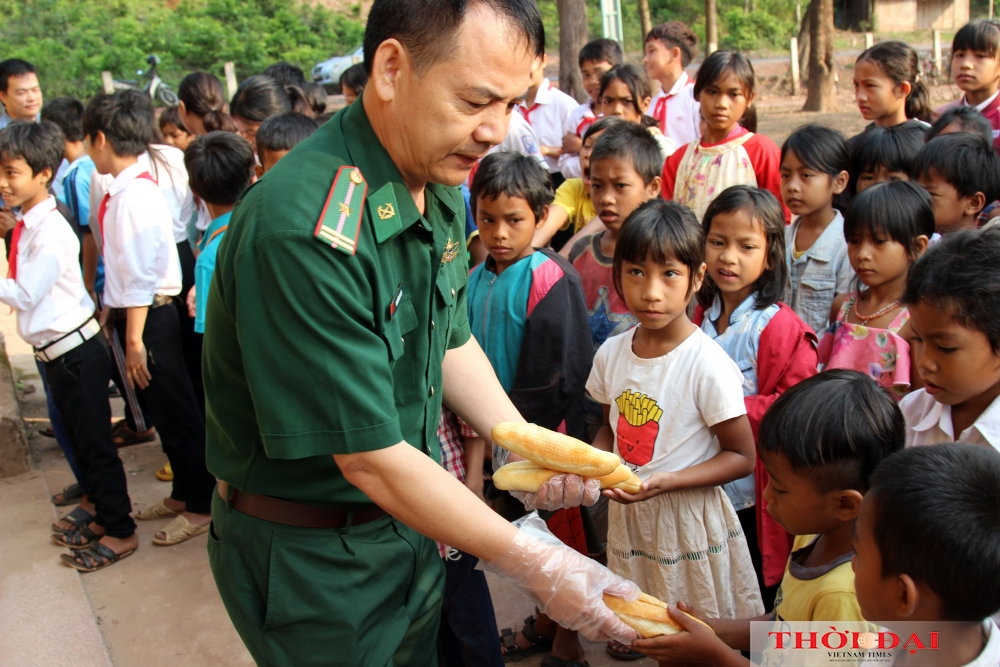 A gift of bread: How Vietnamese border guards help local children