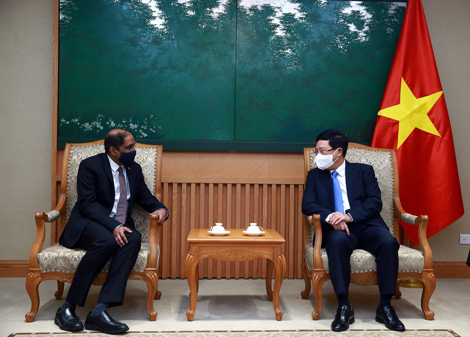 Vietnam proposes cooperation with Singapore in Covid-19 prevention, vaccines