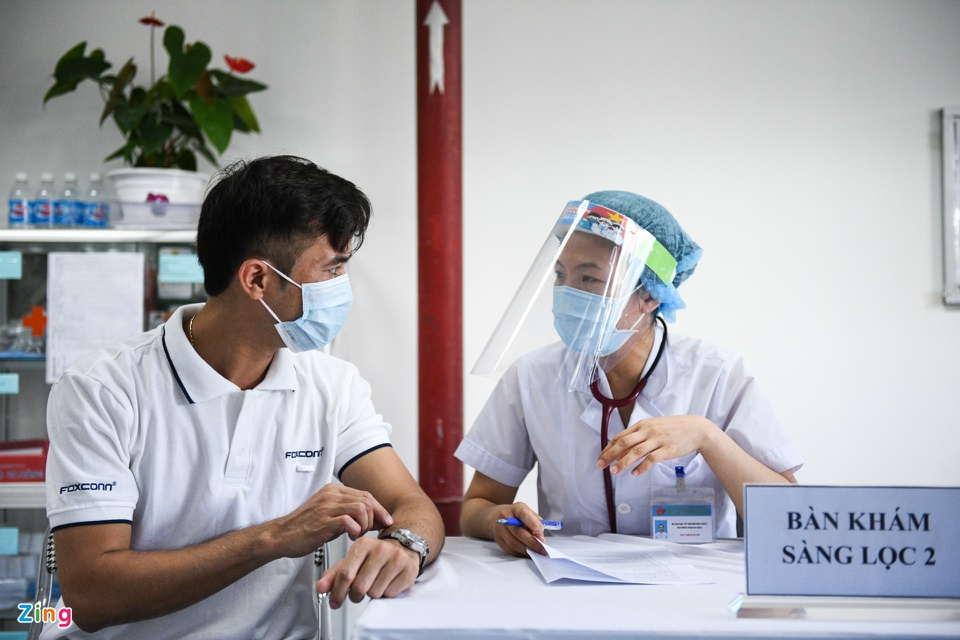 In Photos: Workers in Bac Ninh, Bac Giang provinces receive Covid-19 vaccine