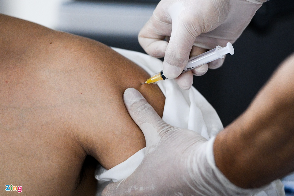 In Photos: Workers in Bac Ninh, Bac Giang provinces receive Covid-19 vaccine
