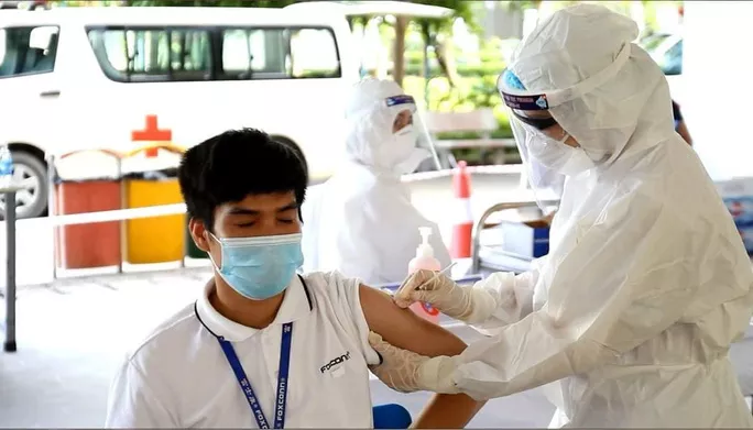 In Photos: Workers in Bac Ninh, Bac Giang provinces receive Covid-19 vaccine