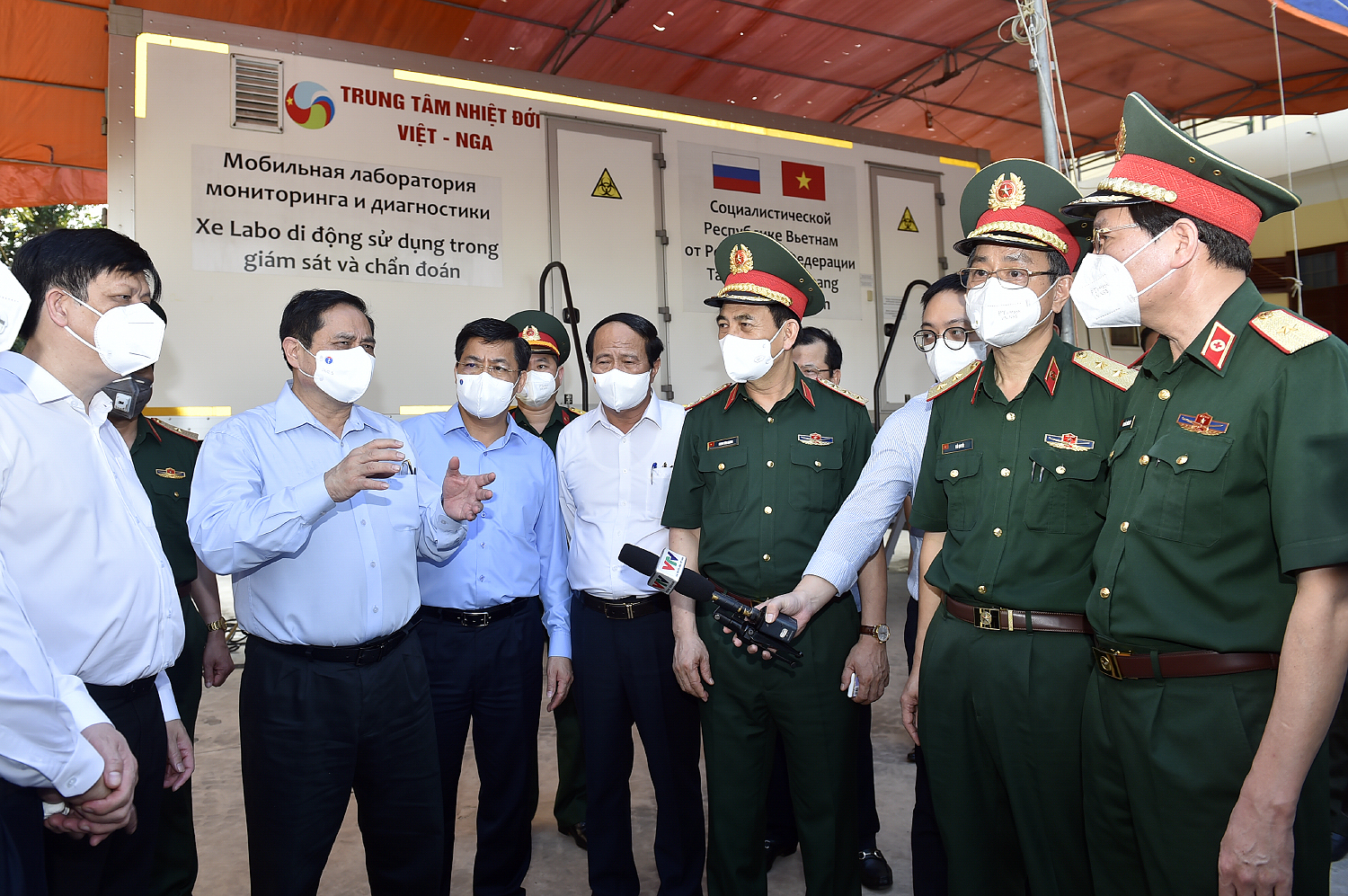 In Photos: Prime Minister encourages frontline anti-pandemic forces in Bac Giang