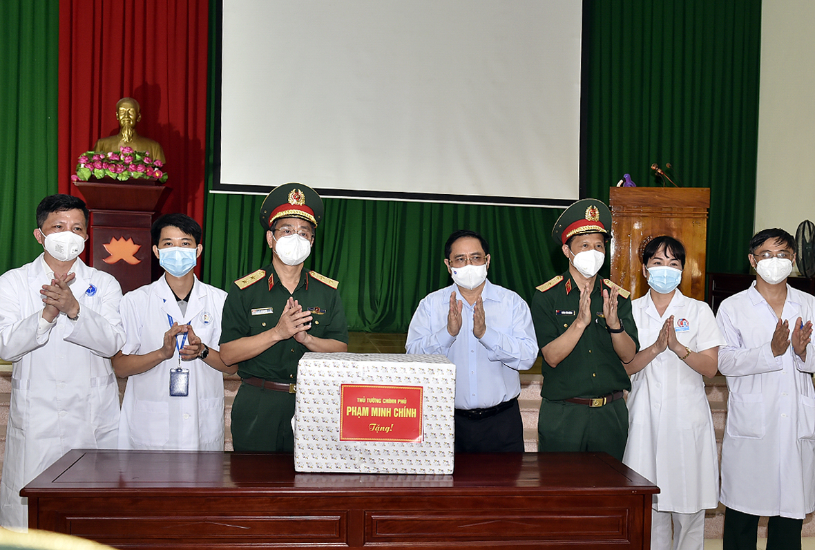In Photos: Prime Minister encourages frontline anti-pandemic forces in Bac Giang