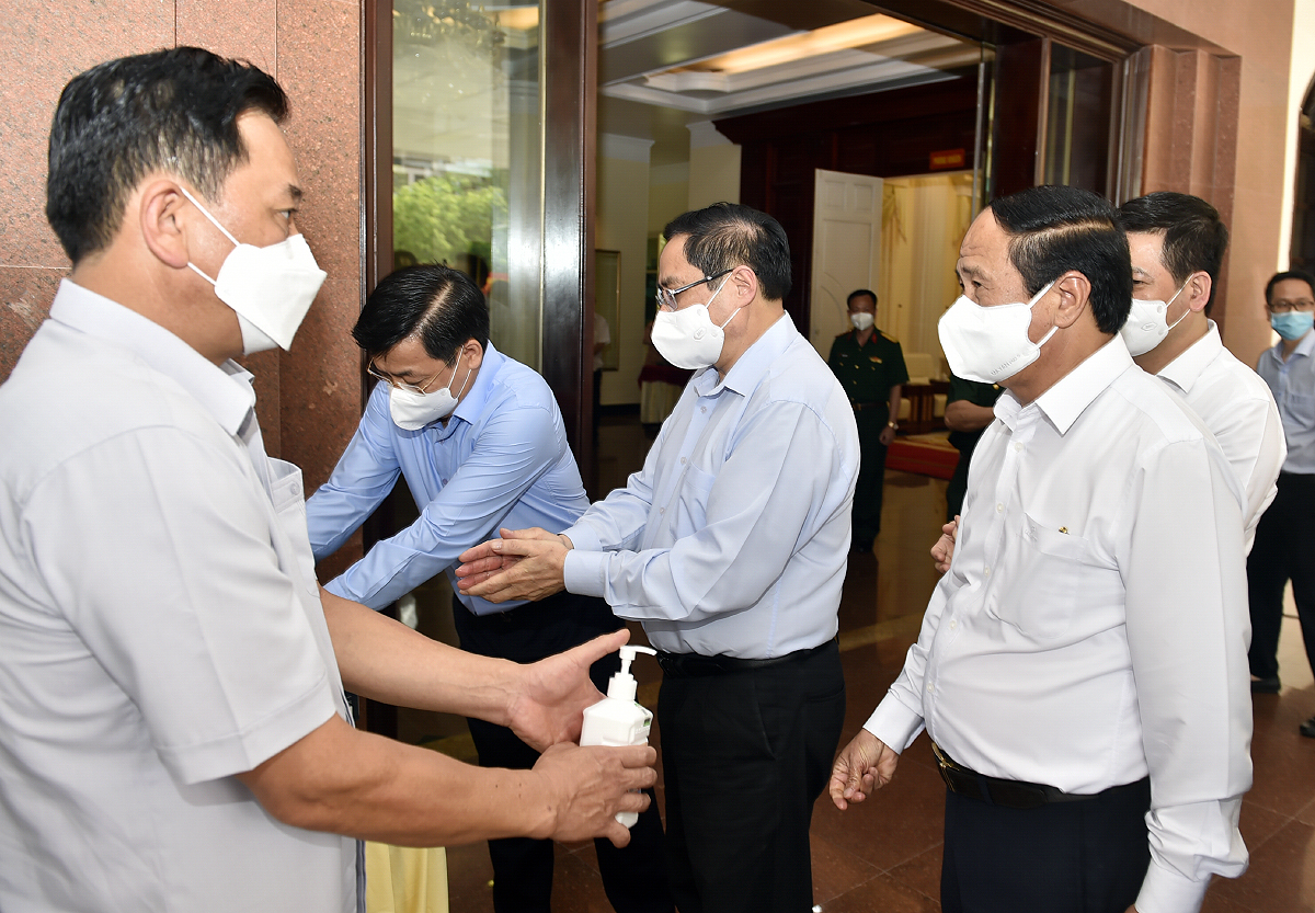 In Photos: Prime Minister encourages frontline anti-pandemic forces in Bac Giang