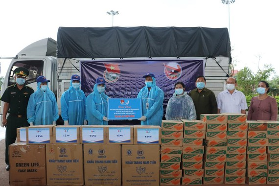 Vietnam localities gift medical supplies to support Laos Covid-19 fight