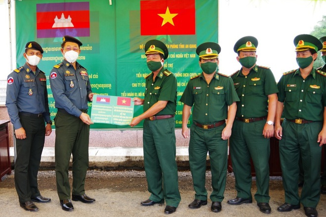 Vietnam presents medical supplies to Cambodian localities