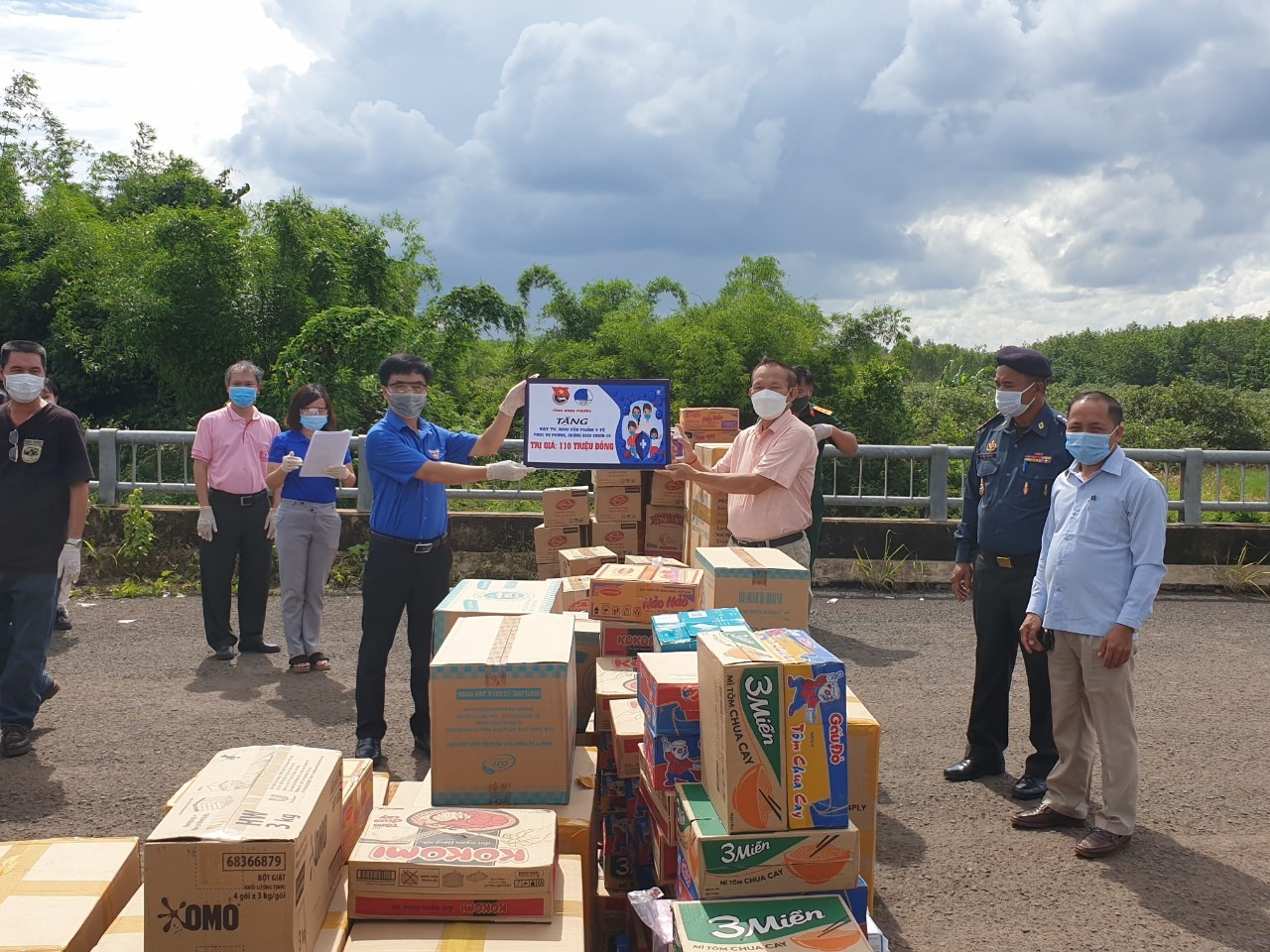 Vietnam presents medical supplies to Cambodian localities