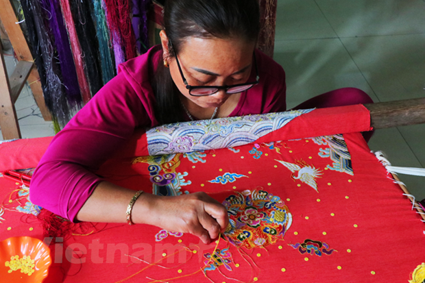 Dong Cuu:  an embroidery village responsible for 'dragon robes'