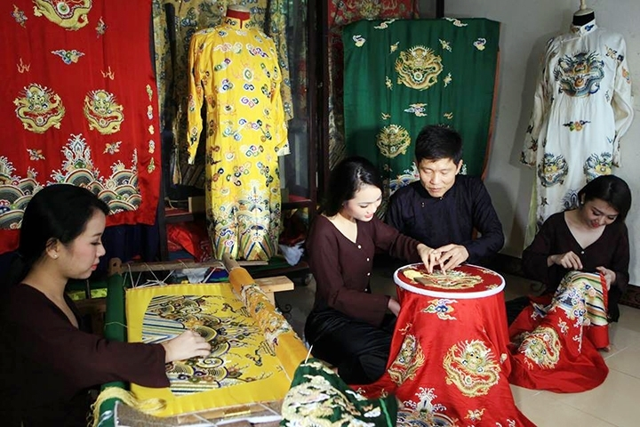 Dong Cuu:  an embroidery village responsible for 'dragon robes'