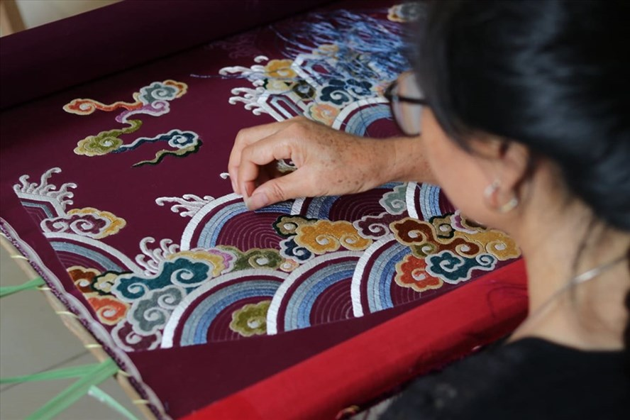 Dong Cuu:  an embroidery village responsible for 'dragon robes'