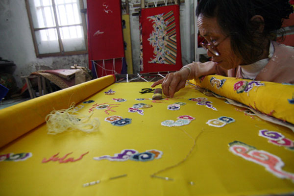 Dong Cuu:  an embroidery village responsible for 'dragon robes'